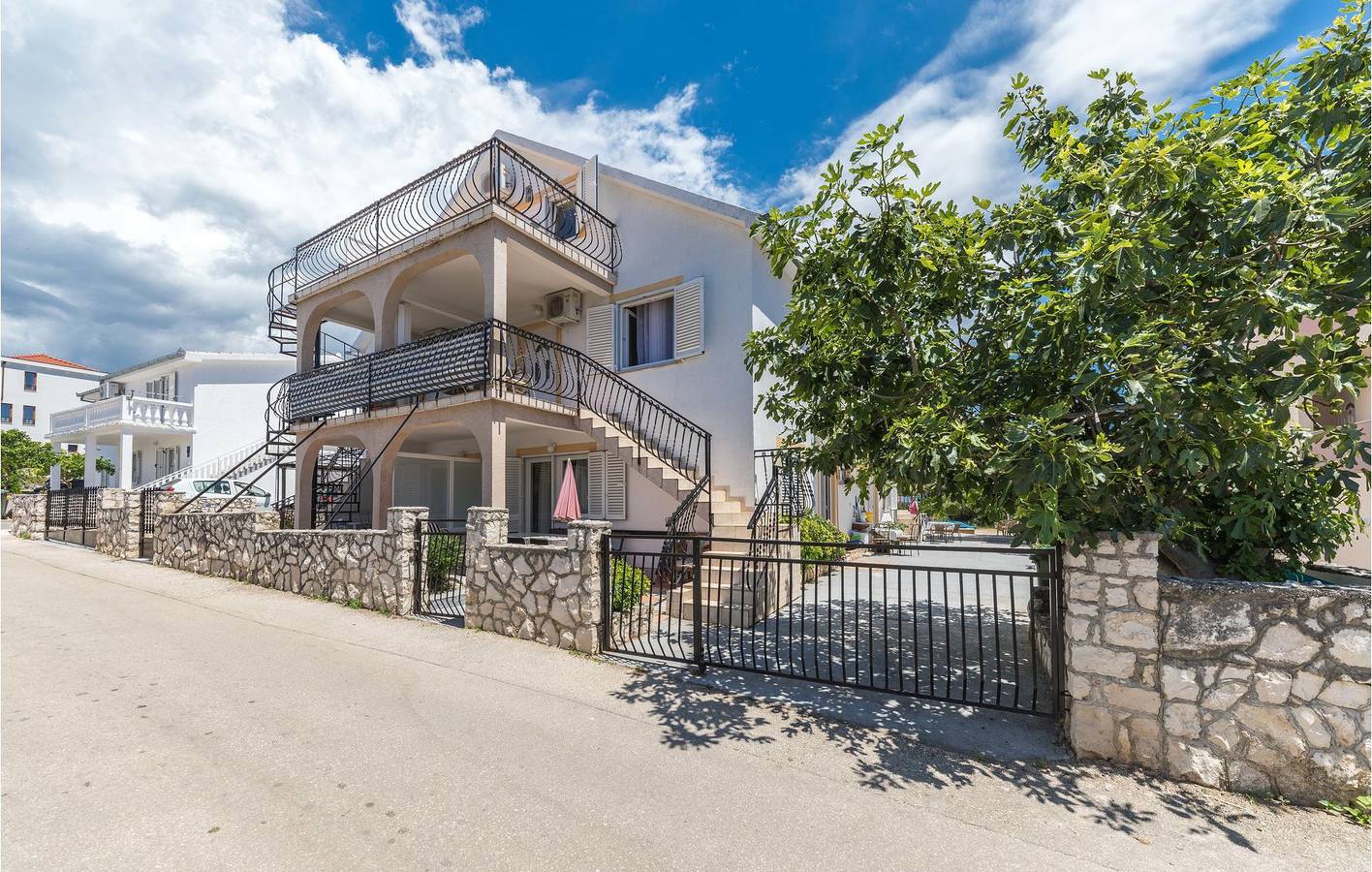 Ganze Ferienwohnung, Gemütliche Ferienwohnung mit Pool und Terrasse, 500 m vom Strand Uvala Bočići entfernt in Okrug Gornji, Ciovo
