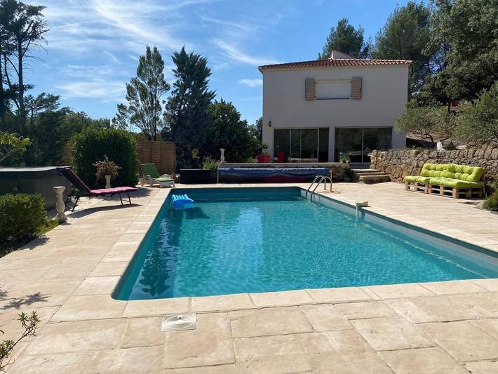 Location de vacances pour 2 personnes, avec jardin ainsi que jacuzzi et piscine à Jouques