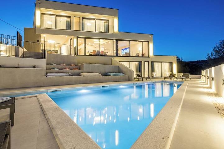 Ferienhaus für 8 Personen, mit Balkon und Garten sowie Pool, mit Haustier in Marina