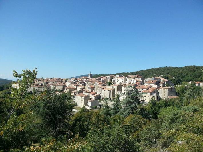 Location de vacances pour 6 personnes, avec jardin ainsi que vue et piscine à Mons (Var)