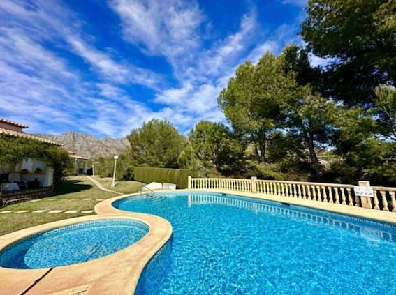 Casa de vacaciones para 4 personas, con piscina para niños y vistas además de jardín y piscina - 1