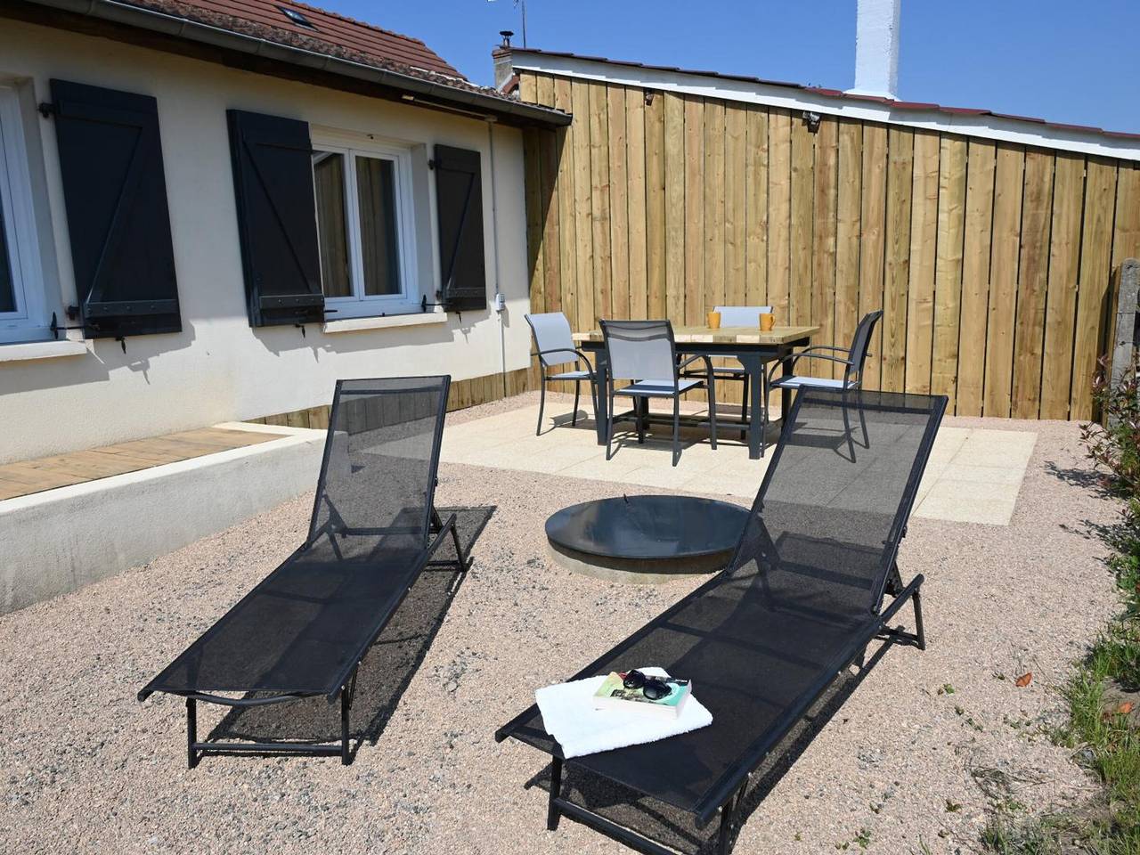Maison de charme à Villeneuve sur Allier, jardin paisible, idéal pour 4 pers., linge fourni in Villeneuve-sur-Allier, Allier