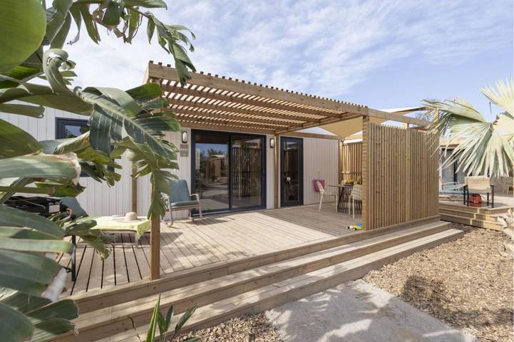 Mobil home pour 4 personnes, avec jardin ainsi que piscine et terrasse, adapté aux familles