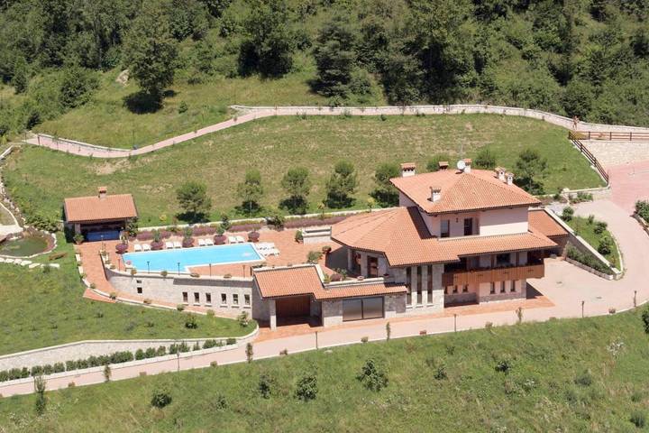 Cottage pour 5 personnes, avec sauna et piscine ainsi que jacuzzi et jardin à Bracca