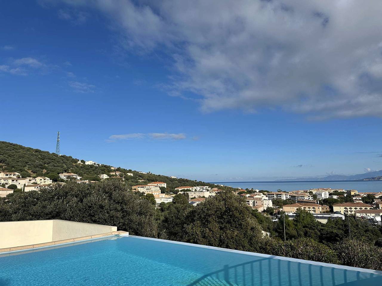 Entire apartment, Apartment with Terrace, Parking, and 2 Bedrooms - 2 km from Beach in L'Île-Rousse, Calvi region