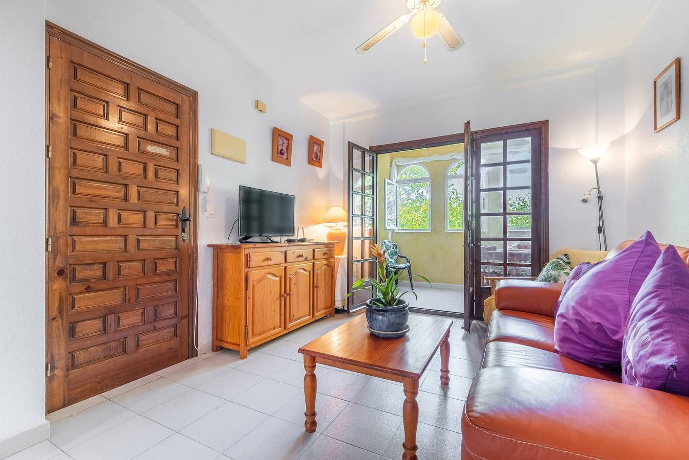 Entire apartment, Apartment El Paraiso near Beach with Shared Pool, Balcony, & Wi-Fi in Mar Azul Torrevieja, Torrevieja
