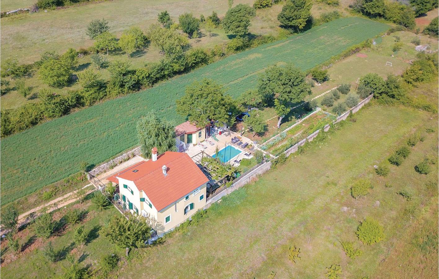 Charmante 150 m² große Ferienwohnung mit Pool, WLAN und Parkplatz in der Nähe des Stadtzentrums von Sušci in Dalmatinisches Zagora