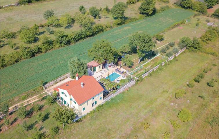 Charmante 150 m² große Ferienwohnung mit Pool, WLAN und Parkplatz in der Nähe des Stadtzentrums von Sušci in Dalmatinisches Zagora
