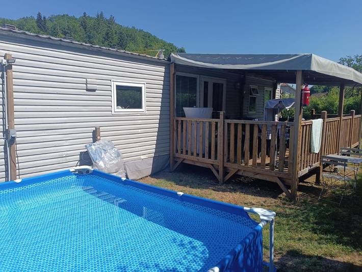 Camping pour 6 personnes, avec Terrasse et Jardin ainsi que Bassin pour enfant et Piscine