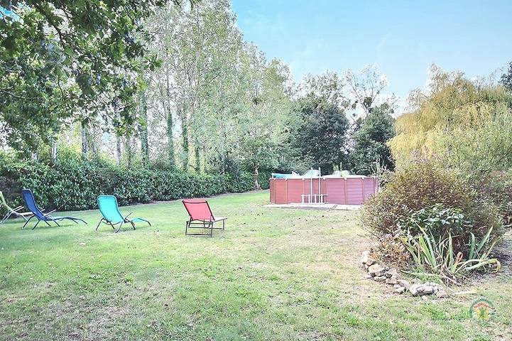 Gîte pour 4 personnes, avec terrasse ainsi que piscine et jardin, animaux acceptés à Theix - 3