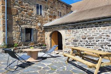 Gîte pour 9 personnes, avec jardin et terrasse, animaux acceptés à Le Béage