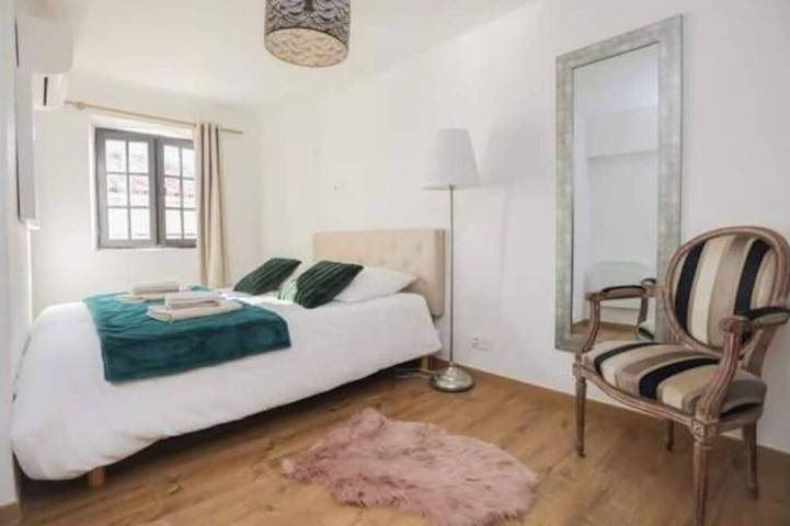 Entire apartment, Apartment in the heart of old Antibes in Antibes, Mediterranean Coast (France)