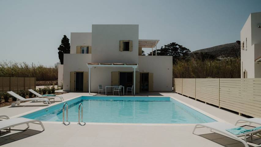 Villa for 6 people, with ocean view and balcony as well as garden in Paros