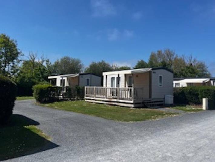 Camping Le Robinson - Mobilheim 4 personen - 4 plus - 22m² - 2 Schlafzimmer, halboffene Terrasse in Colleville-sur-Mer, Bayeux und Umgebung