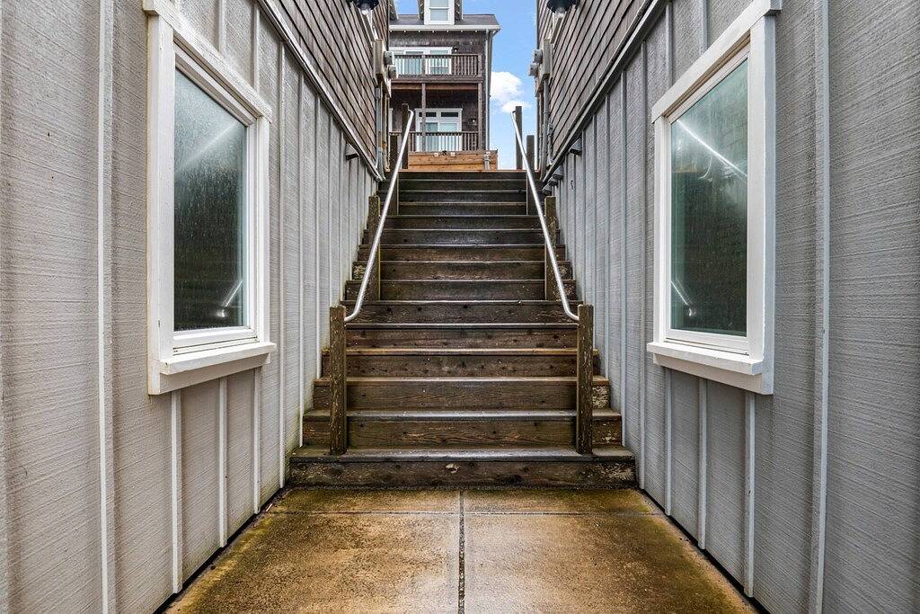 Boundless Ocean Views From Home and Hot Tub, Pet Friendly, Private Deck, Fireplace, Steps to Beach in Lincoln Beach, Lincoln County (OR)