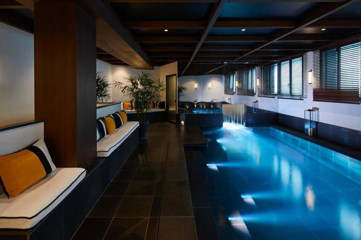 Hôtel pour 2 personnes, avec jacuzzi et piscine ainsi que jardin et sauna