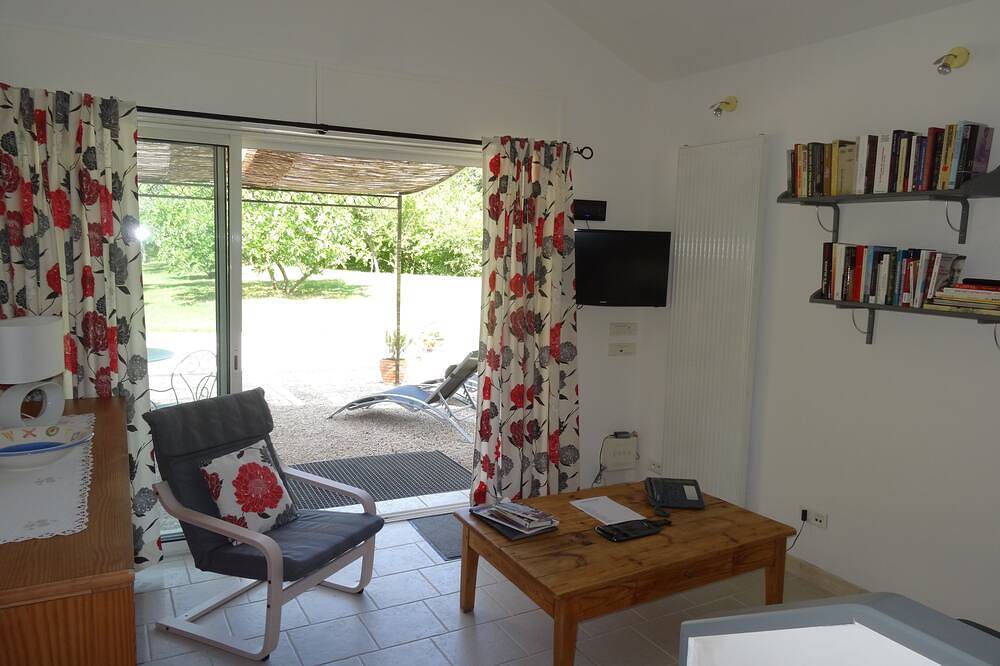 Appartement entier, Orange, gîte  tout confort indépendant dans mas provençal, clim, wifi, piscine, in Orange, Vaucluse