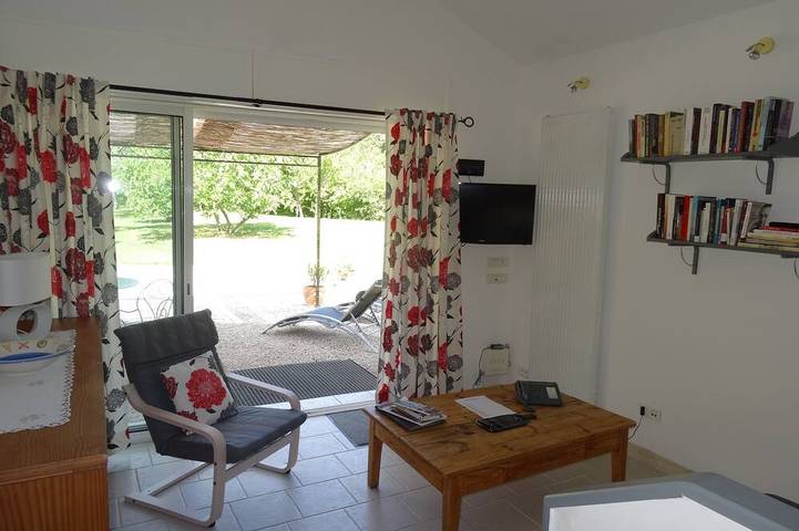 Gîte pour 2 personnes, avec terrasse ainsi que piscine et jardin à Orange - 4