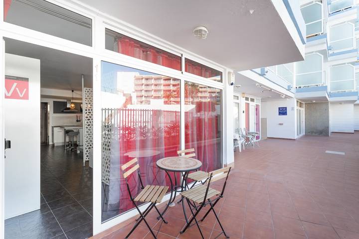 Entire studio, Studio 'Estudio Yumbo Playa Del Ingles' with Shared Pool, Wi-Fi, and Air Conditioning in Maspalomas, San Bartolomé de Tirajana