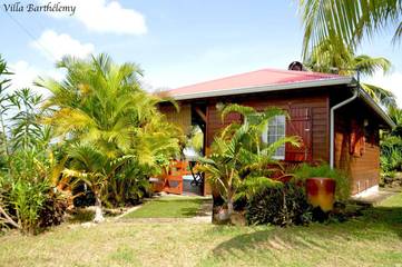 Gîte pour 2 personnes, avec vue ainsi que jardin et piscine à Goyave (Guadeloupe)