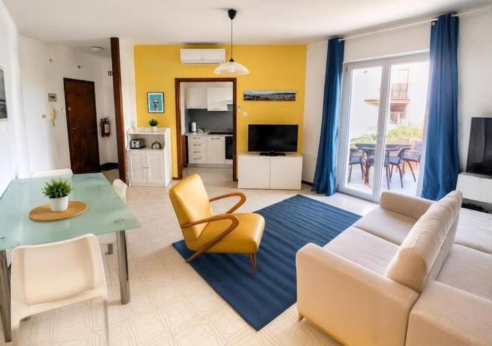Ferienwohnung für 4 Personen, mit Balkon und Terrasse sowie Ausblick in Marina Julia