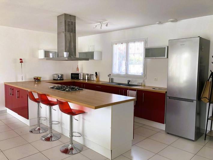 Location de vacances pour 6 personnes, avec terrasse ainsi que jardin et piscine à Escales - 3