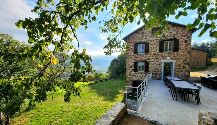 Location de vacances pour 12 personnes, avec Jacuzzi et Terrasse ainsi que Jardin et Bassin pour enfant à Satillieu