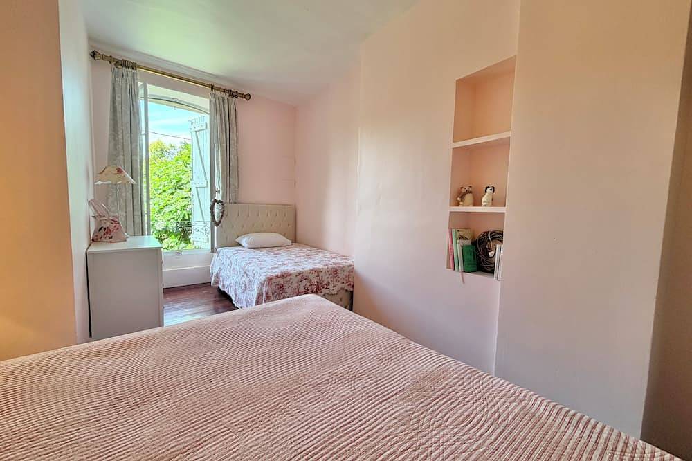 Soothing 1-bedroom gite in charming house with pool, perfect for getaway in Bouilhonnac, Région de Carcassonne