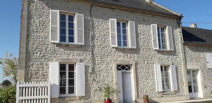 Gîte pour 5 personnes, avec terrasse ainsi que vue et jardin à Blay