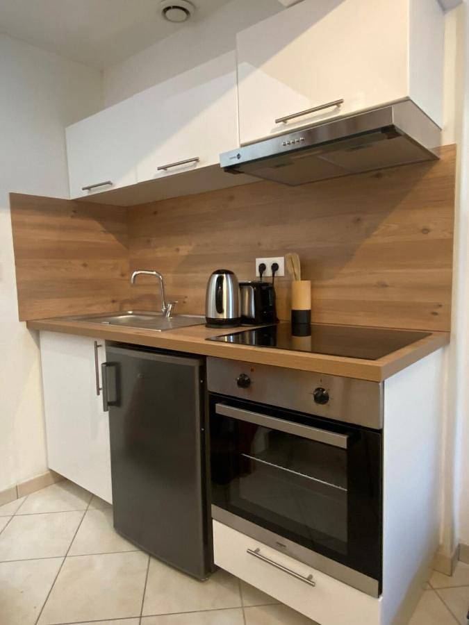 Appartement entier, Petite maison indépendante à 7mn de la plage in Douvres-la-Délivrande, Région de Caen