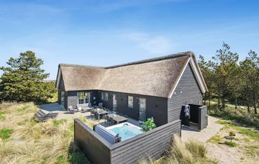 Ferienhaus für 14 Personen, mit Sauna und Terrasse sowie Garten in Henne Strand