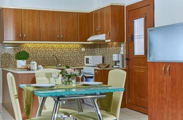 Apartment for 5 People in Αχλάδα, North Crete, Photo 3