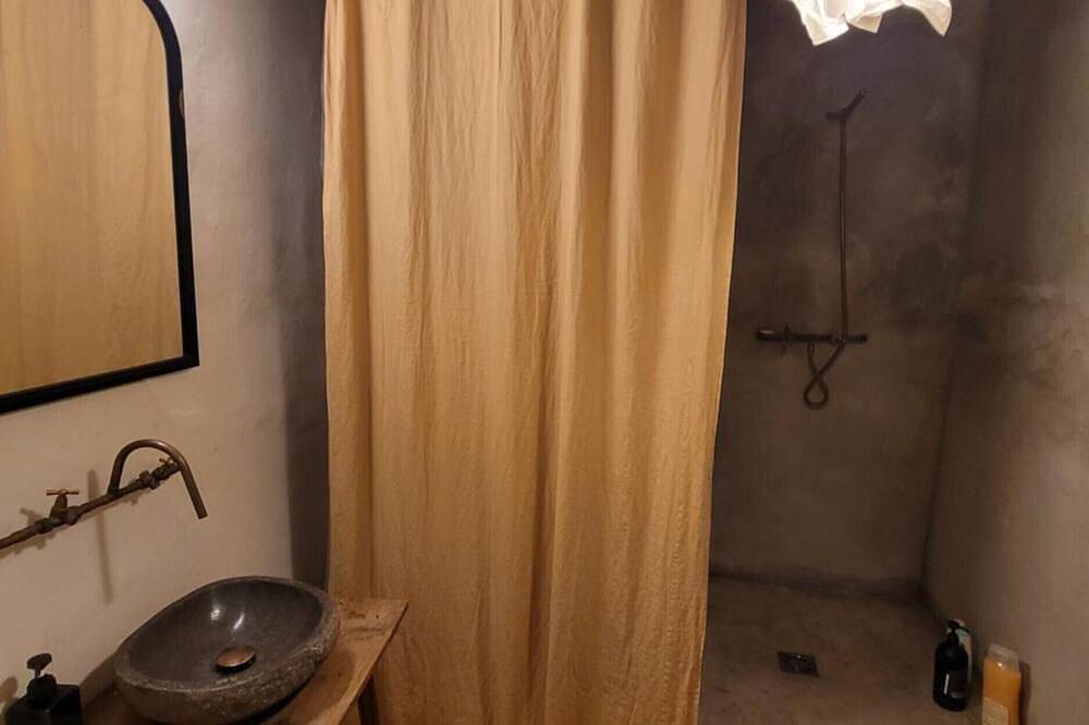 Holiday Home 'Relax en Casona Única Lanueva' with Private Pool, Wi-Fi & Air Conditioning in Candeleda, Valle del Tiétar