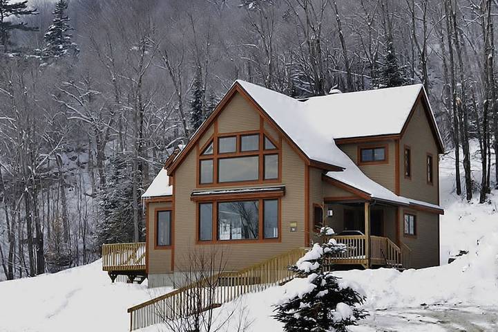 Vacation rental for 16 people, with balcony and hot tub in Quebec