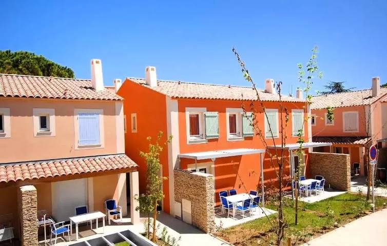 Ferienhaus für 4 Personen, mit Terrasse und Pool in Aigues-Mortes
