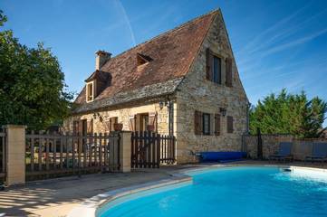 Cottage pour 4 personnes, avec piscine et jardin, adapté aux familles à Saint-Amand-de-Coly