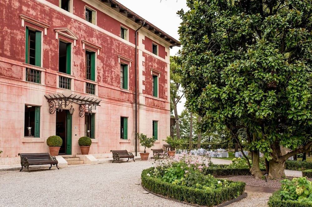 Villa dei Cipressi Wine Resort - Elegance between Vineyards and Lake in Sona, Gardasee-Berge