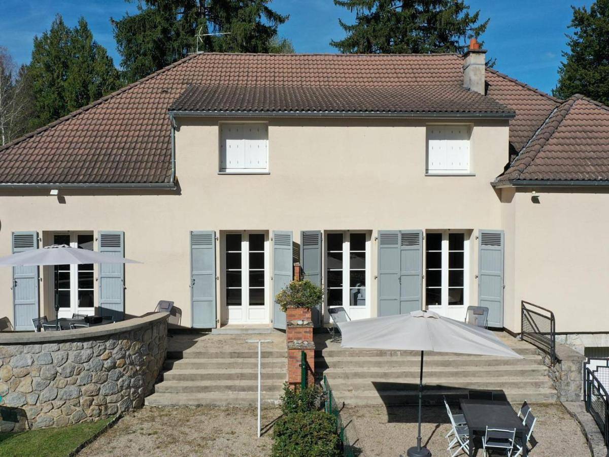 Gîte en bord de lac avec terrasse, jardin clos, activités nautiques et proche sites touristiques - Fr-1-742-150 in Saint-Étienne-Cantalès, Région d'Aurillac