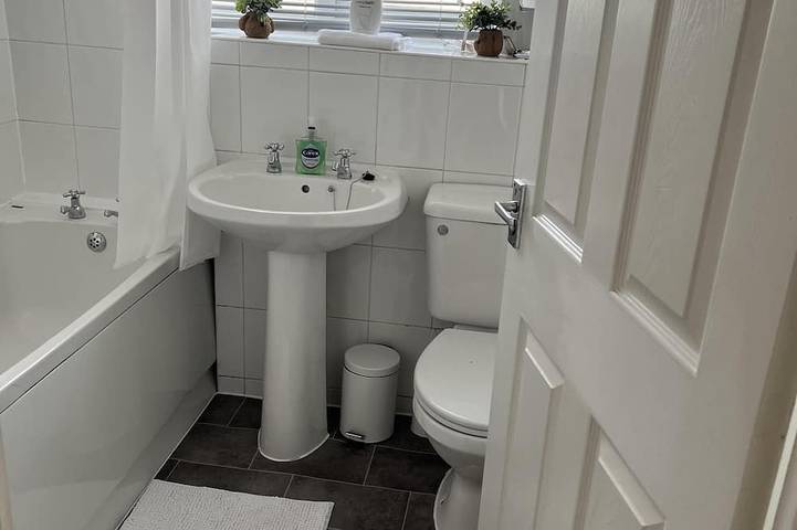 Hive Stays, sleeps 3, Free Parking, Wifi, Smart Tv in Kettering, Northamptonshire
