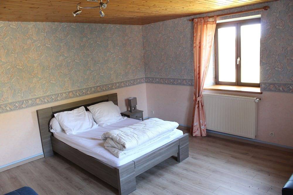 Entire apartment, Accommodation located at 1000 meters in the countryside in Longchaumois, Parc naturel régional du Haut-Jura