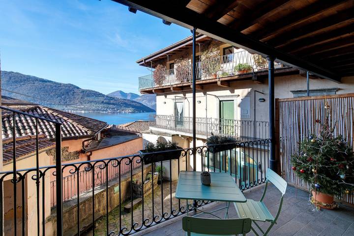 Vacation rental for 2 people, with lake view, with pets in Lake Iseo