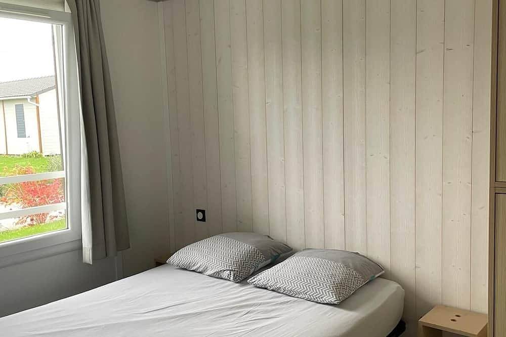 Comfortable 6-person, 3-bedroom chalet close to the Megaliths and beaches in Marzan, Côte des Mégalithes