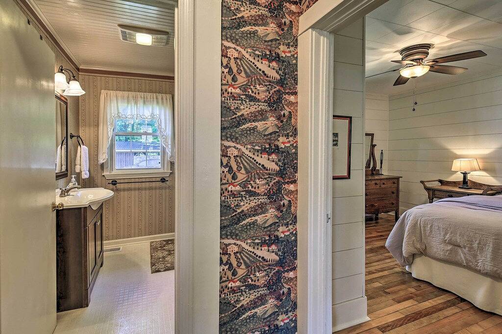 Cozy Damascus Cottage w/ Porch & Trail Access! in Damascus, Washington County (VA)