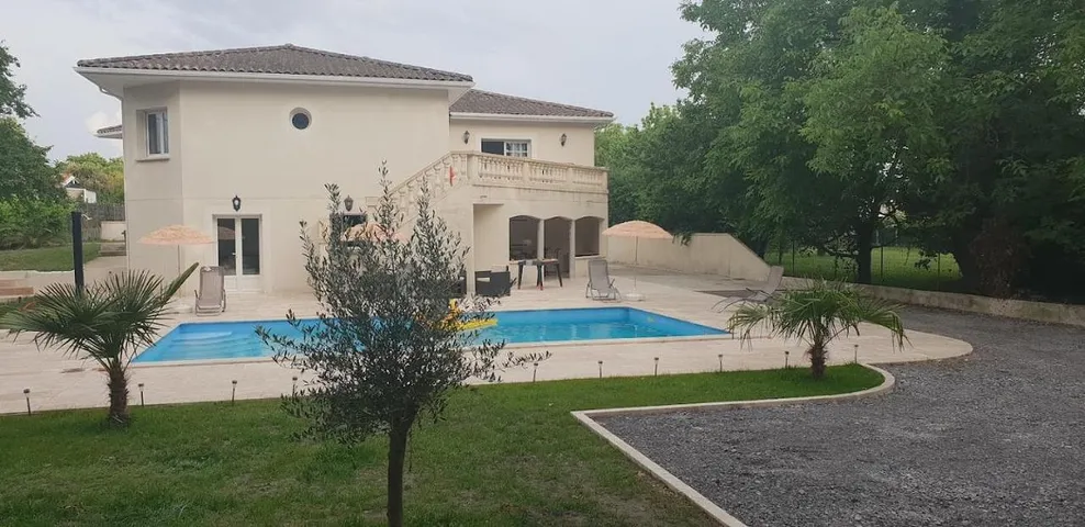 Casa de vacaciones para 10 personas, con jardín además de vistas y piscina - 1