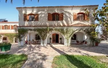 Location de vacances pour 20 personnes, avec jardin ainsi que piscine et terrasse, animaux acceptés à Elda