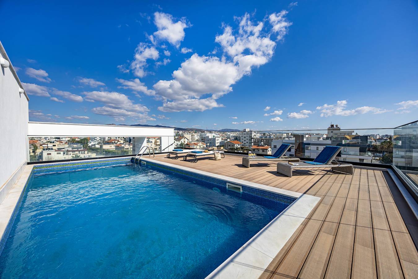 Apartamento entero, 103 Sfiggos - Balcón con vista a la ciudad y piscina compartida en la azotea in Limasol, Chipre Sur