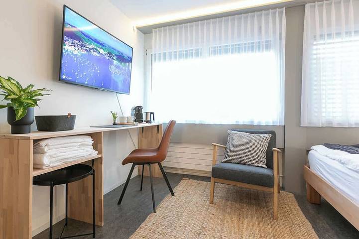 Ganze Wohnung, Central St. Gallen Studio (yellow): Fast Wifi & kitchen for shared use in St. Gallen, Zürich Voralpen