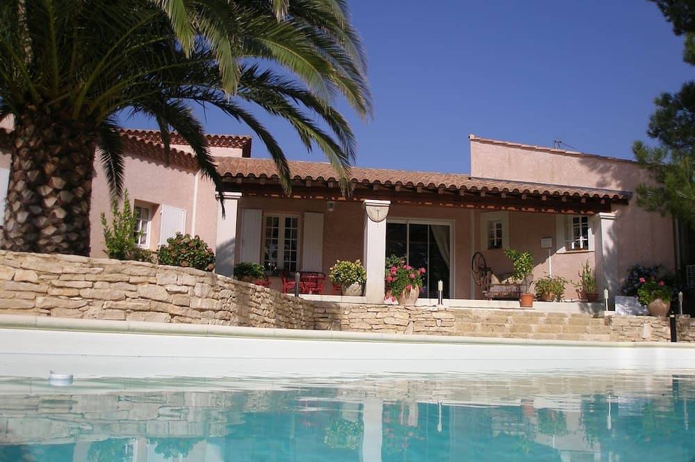 Maison de caractère en Provence Gard très agréable à vivre, 200 m2,climatisée,billard américain,située au pied de l'abbaye st Roman ,calme assuré,terrain de boules. in Beaucaire, Région de Nîmes