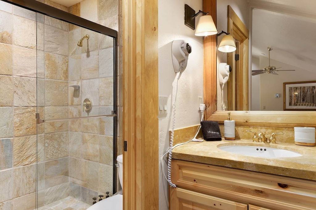 Ganze Wohnung, The Village Basecamp: Ski, Soak, Sip | 2bd/2bth in Mountain Village, Telluride Ski Resort