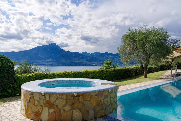 Villa pour 12 personnes, avec jacuzzi ainsi que jardin et piscine à Torri del Benaco - 4